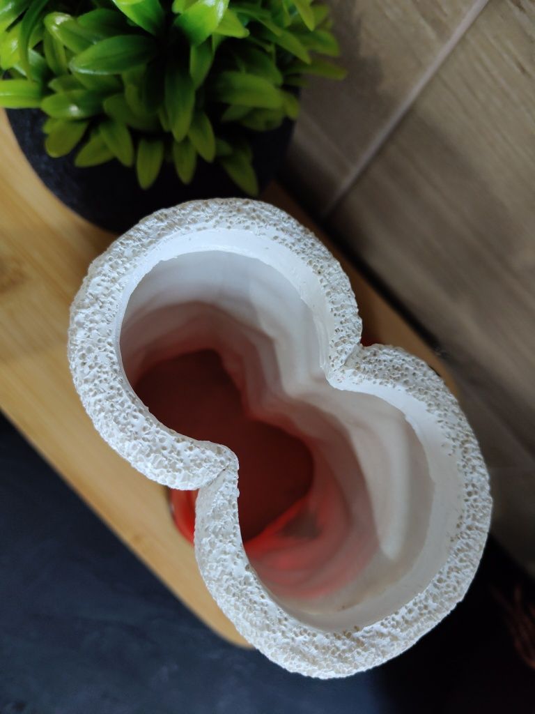 Czerwone świąteczne buciki ceramiczne