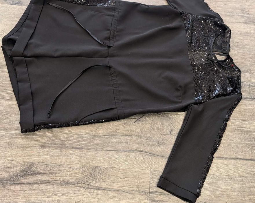 Стильный вечерний комбинезон с паетками и шортами на размер М.