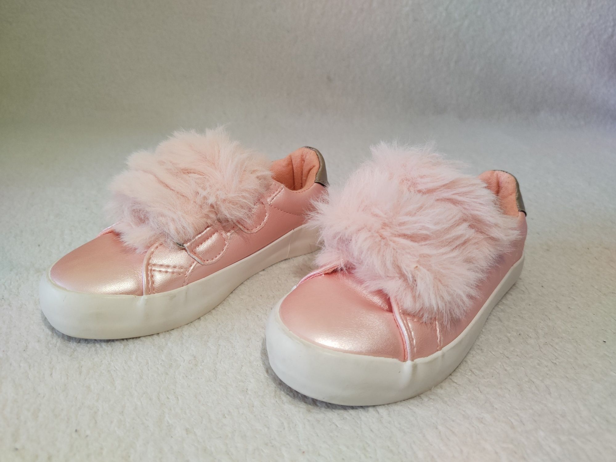 Nowe buty z futerkiem dla dziewczynki