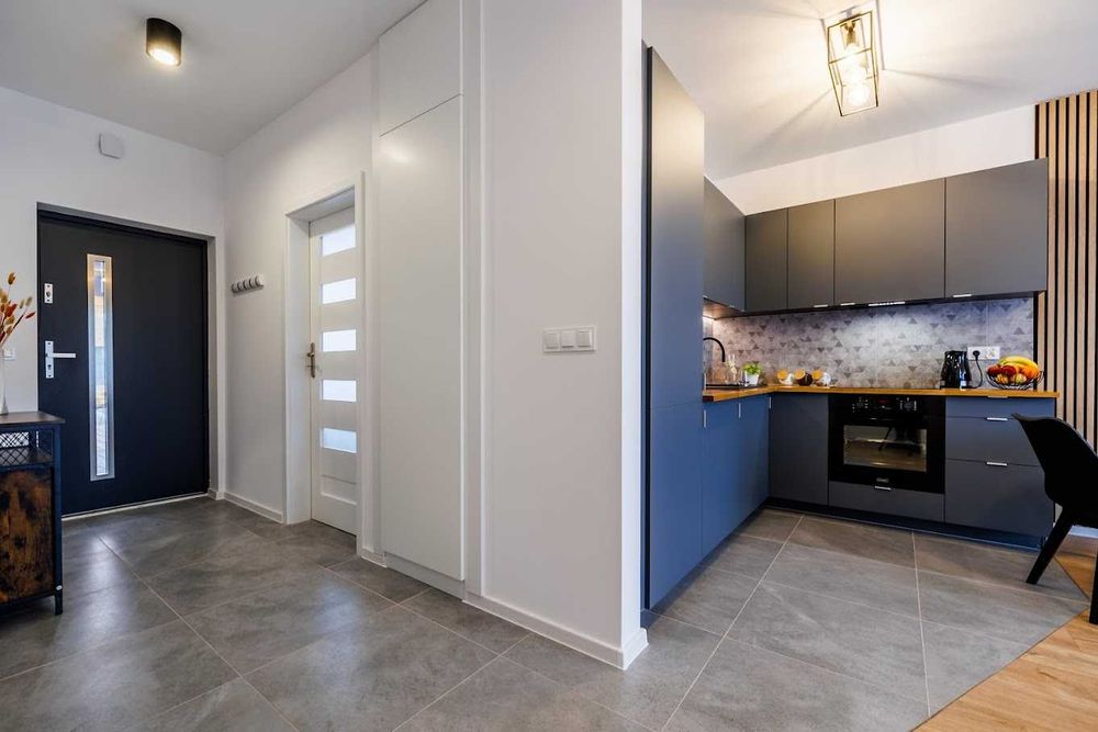 Szeregówka całkowicie umeblowana i wyposażona z ogrodem i parkingiem