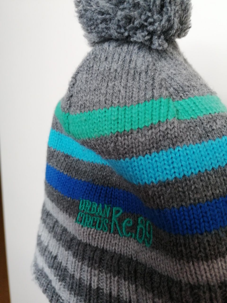 Czapka zimowa Reserved r. 9-12 m-cy Szara z pomponem na polarze