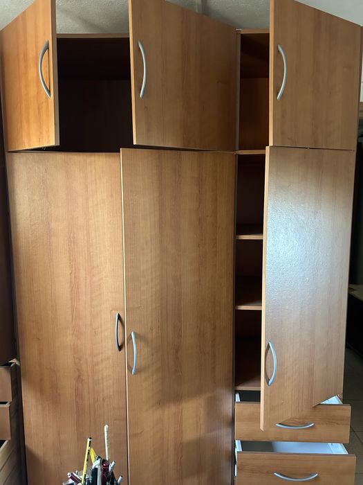 Guarda roupa bastante arrumaçao
