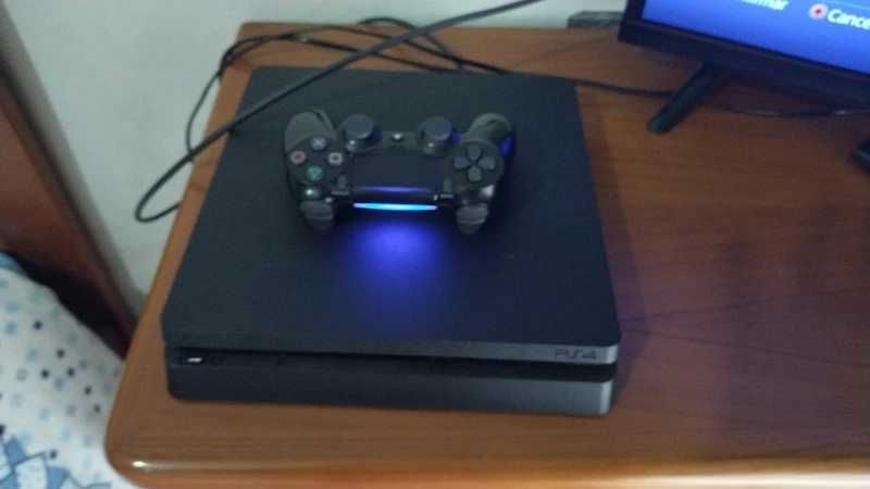 Vendo PS4 mais comando original
