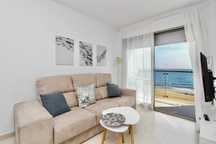 Apartament przy plaży z widokiem na morze, garażem i basenem