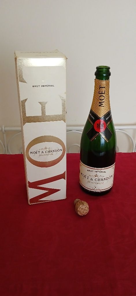 Garrafa Moet & Chandon, vazia