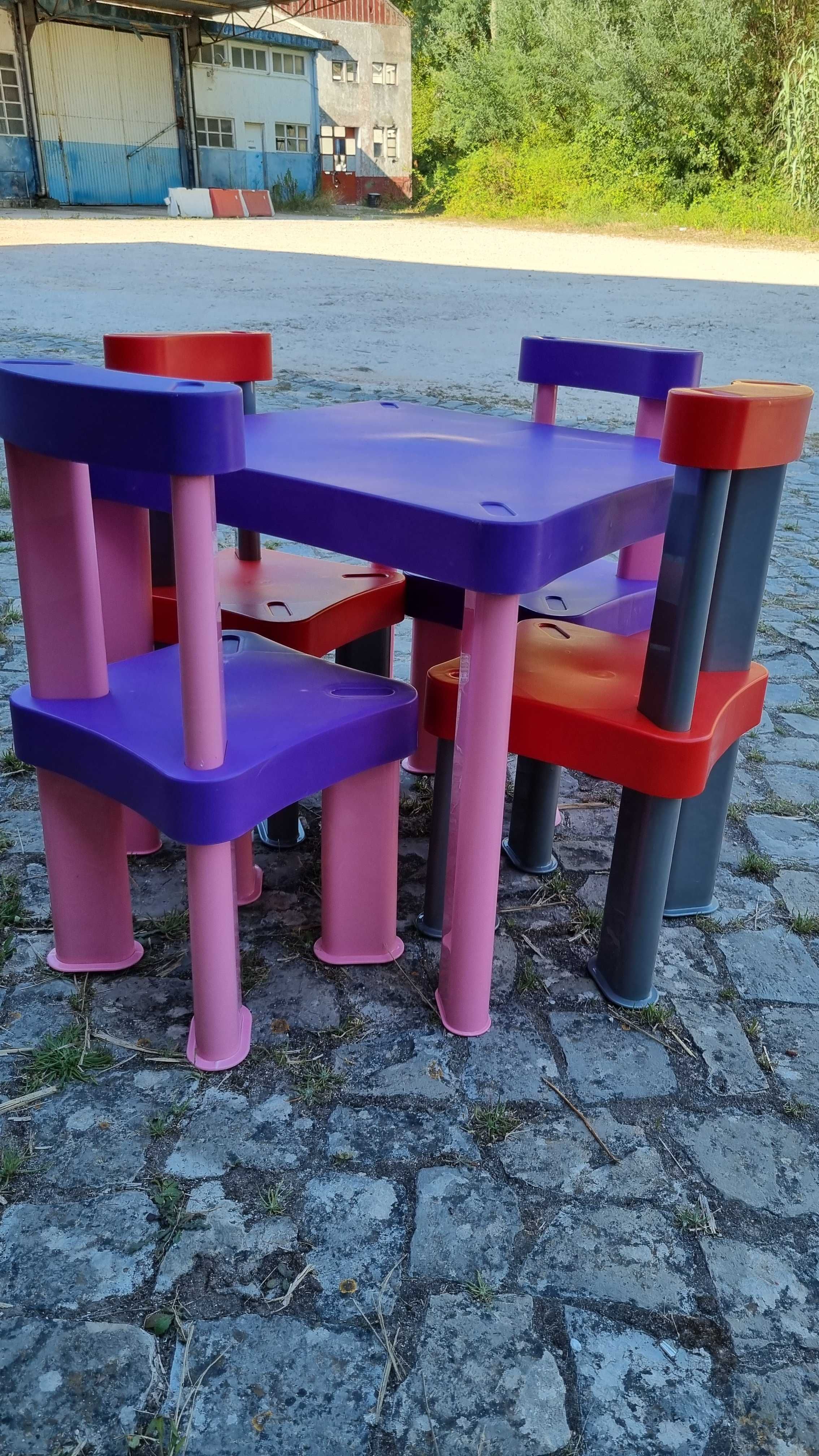 Mesa Infantil com 4 Cadeiras - Como Novas