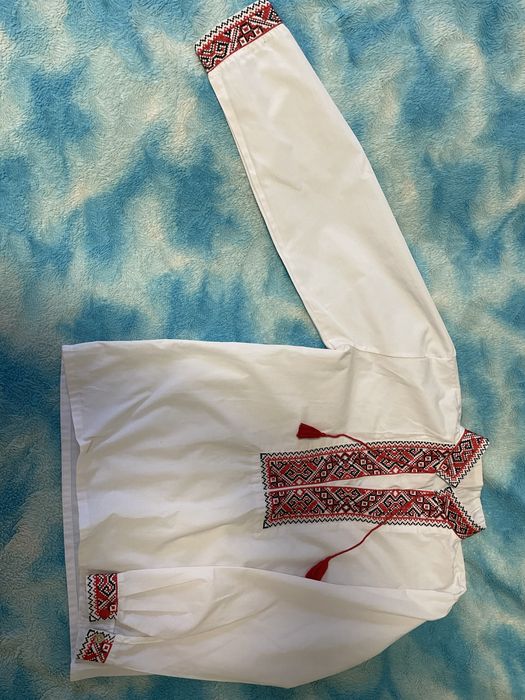 Продається вишиванка,хлопчик одягав 1 раз на свято Вишиванки)