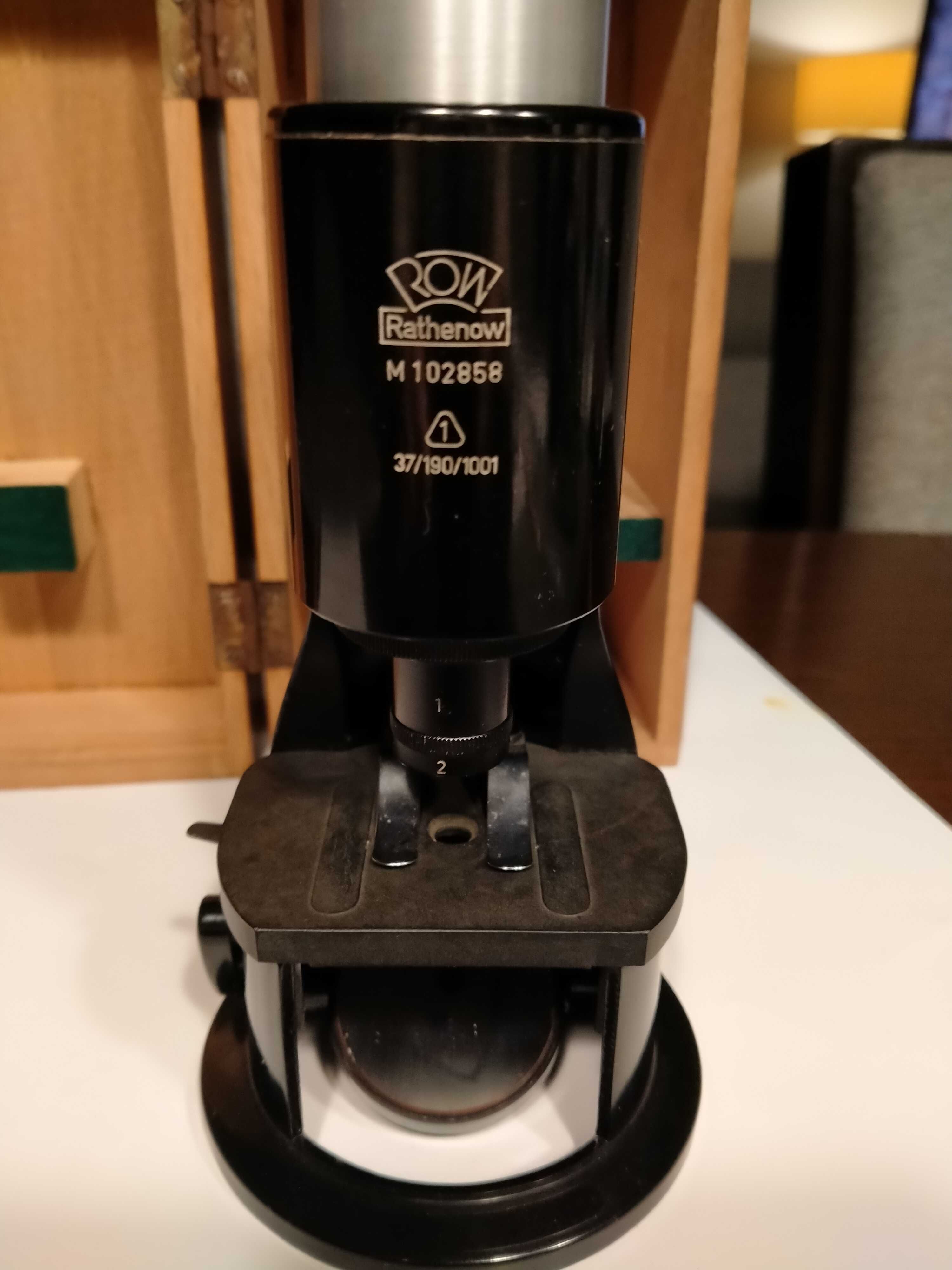 Mikroskop ze skrzynką