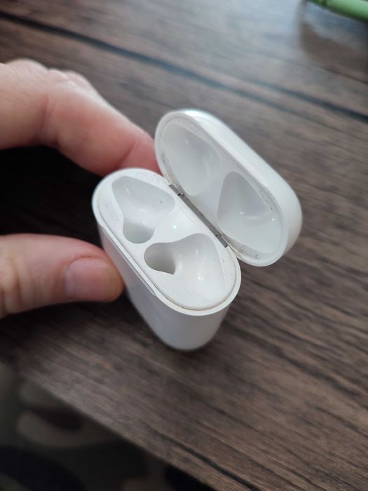Apple AirPods with Charging Case Кейс без навушників