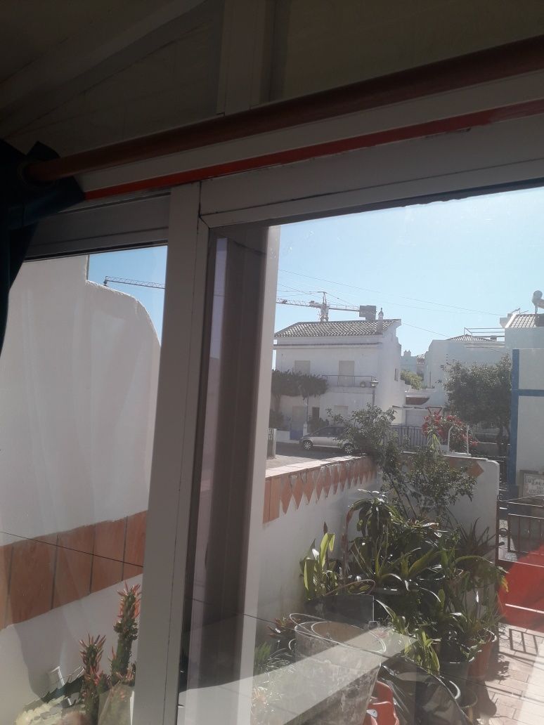 Dúas.partes  vidro e alumínio num s0.nao ocupa espaço
