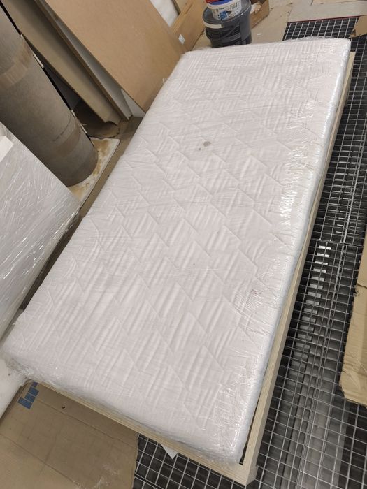 Dwa łóżka z materacami 160x80x25