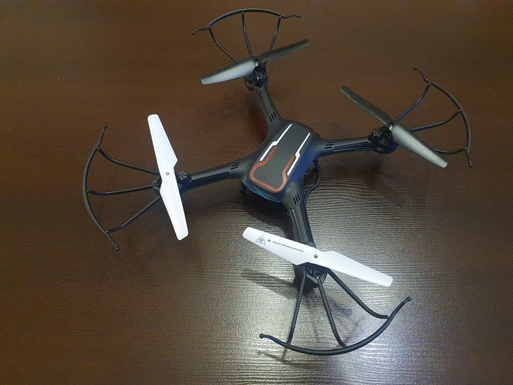 Dron Quadcopter z kamerą. Uszkodzony