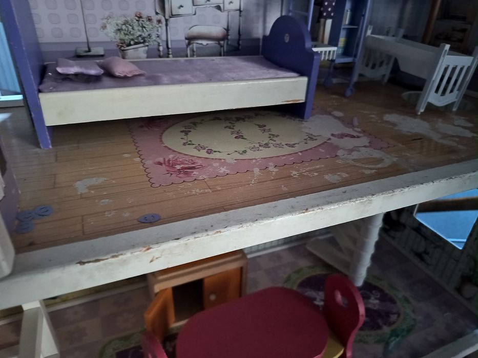 Drewniany domek dla lalek