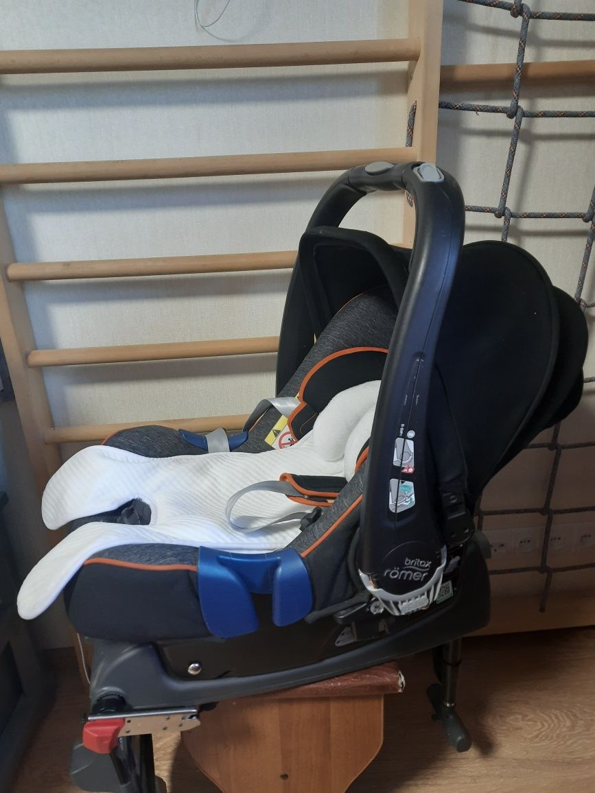 Автокрісло Britax Romer Baby-safe Plus SHR II -BR на базі isofix.