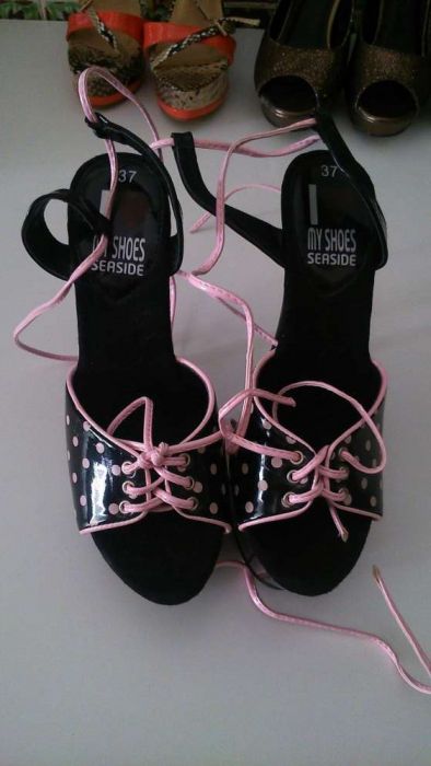 Sandálias novas em bom estado