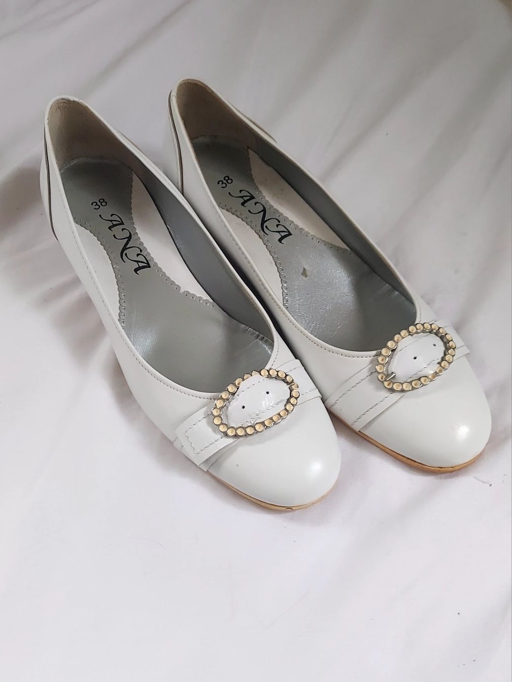 Sapatos brancos por usar