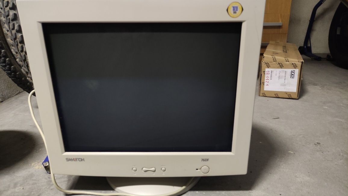 Monitor CRT Samtron 76DF - oportunidade