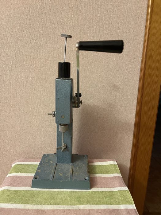 Прес для просечки отверстий в пробках ссср