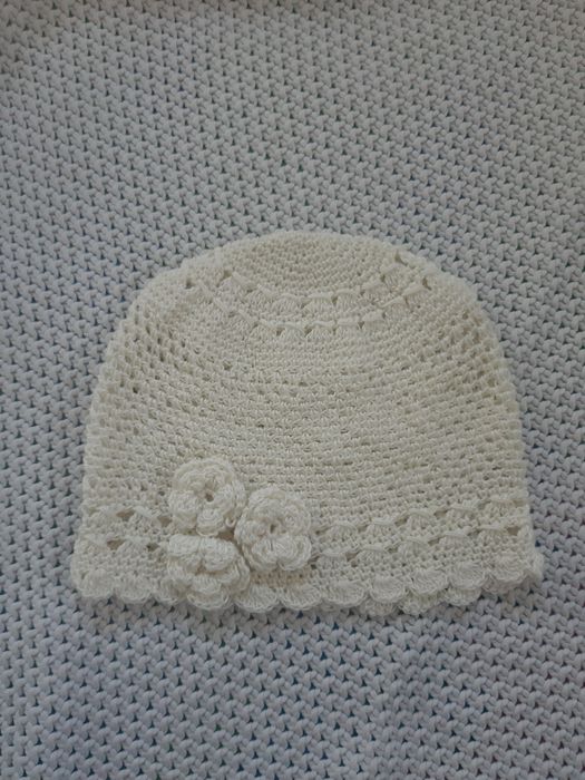 Śliczna czapeczka robiona na szydełku, np na chrzest