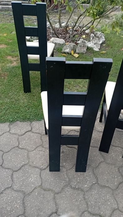 6 krzeseł i stół do