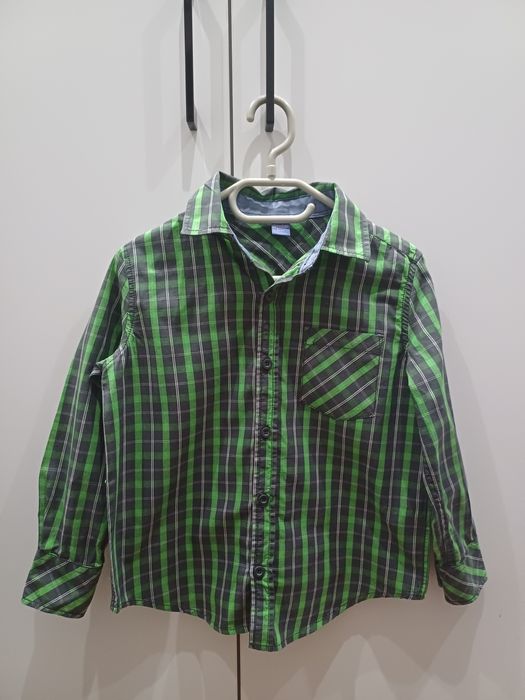 Dwie koszule w kratę dla bliźniaków jedna niebieska, druga zielona