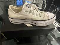 Оригінальні жіночі кеди Converse.