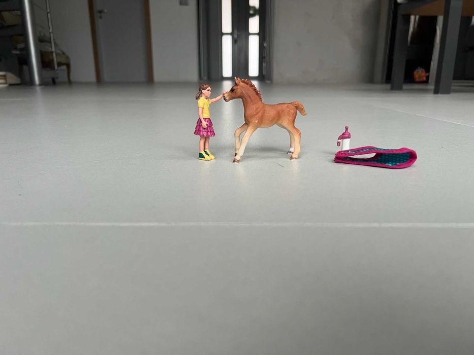 Schleich, zestaw źrebię z derką