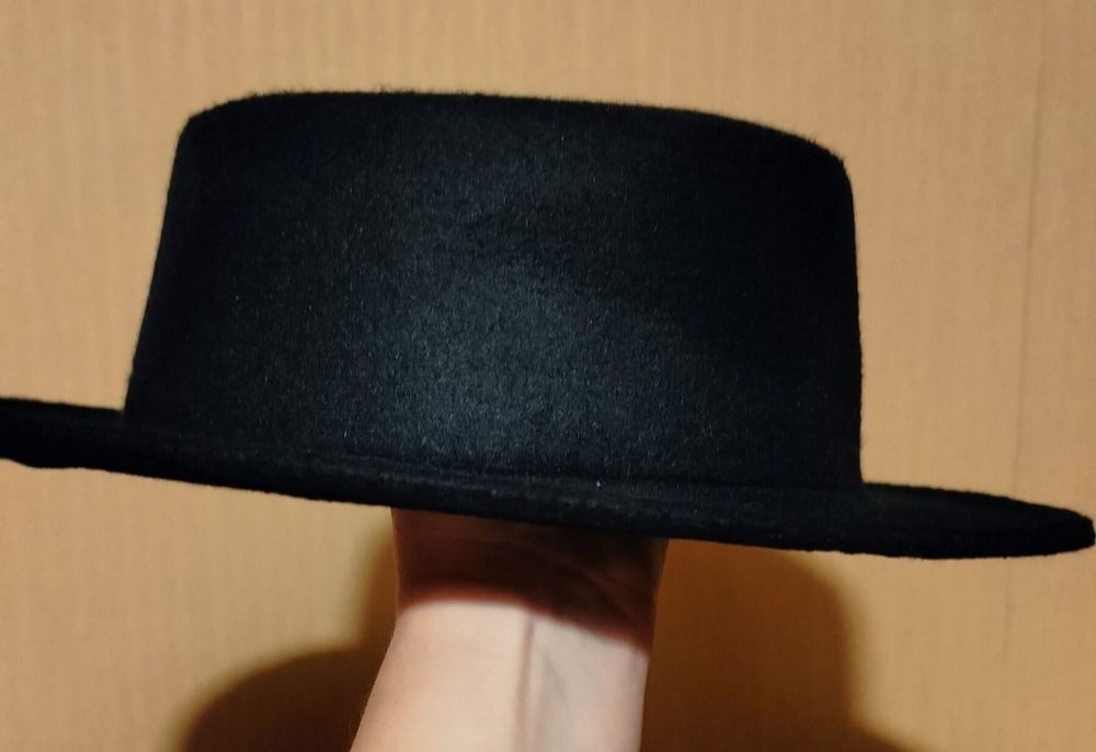 Шляпа черная
размер 57
можно для карнавала