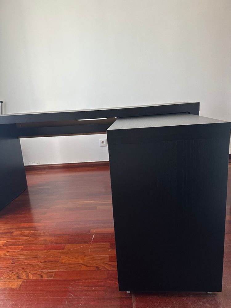 Secretaria de escritorio na cor preta