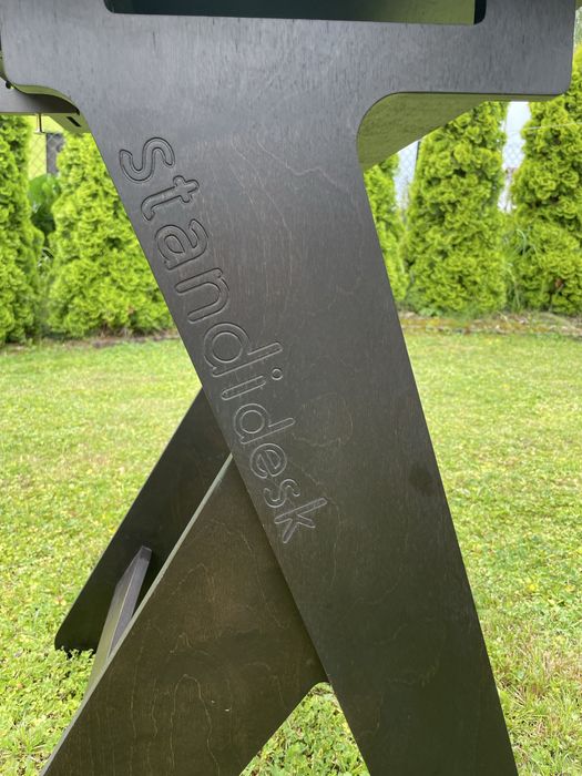 Biurko drewniane, regulowane do pracy na stojąco.