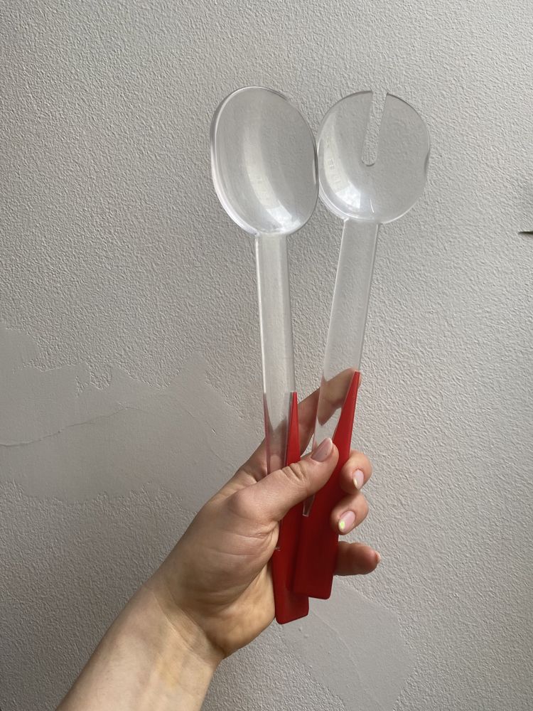 Plastikowe łyżki do sałatki prl przezroczyste z dodtakiem czerwieni