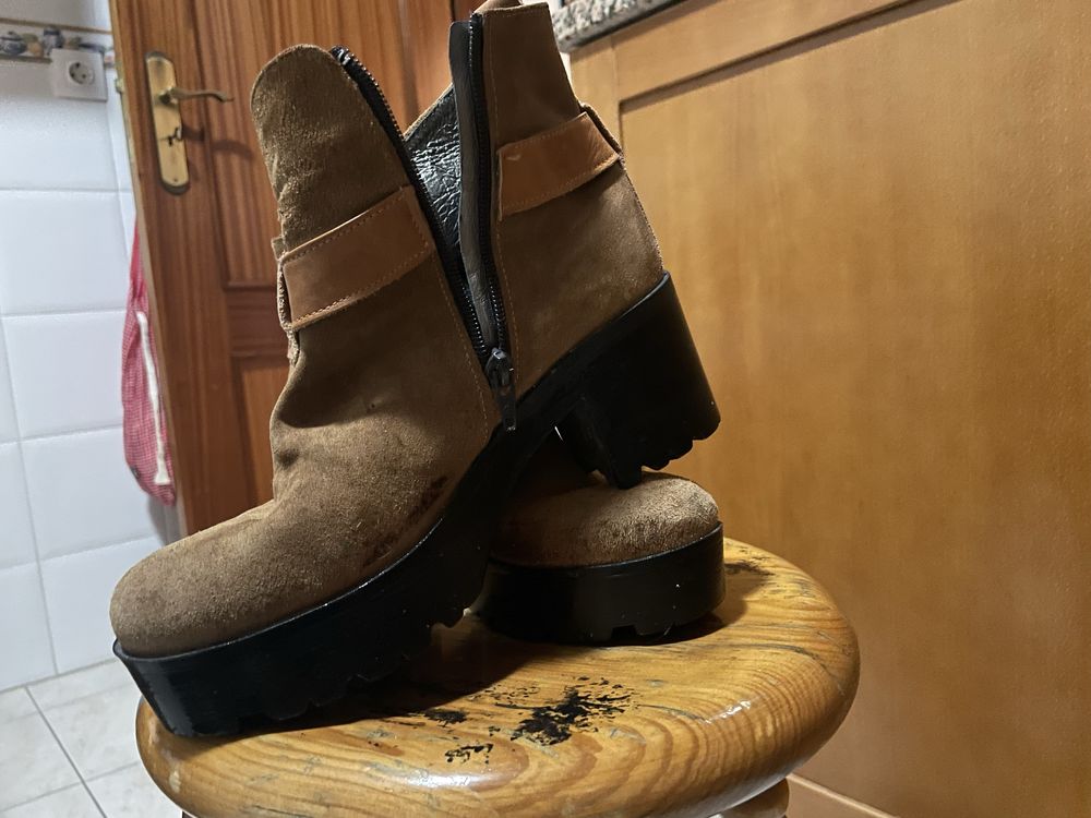 Botas em pele basicamente novas