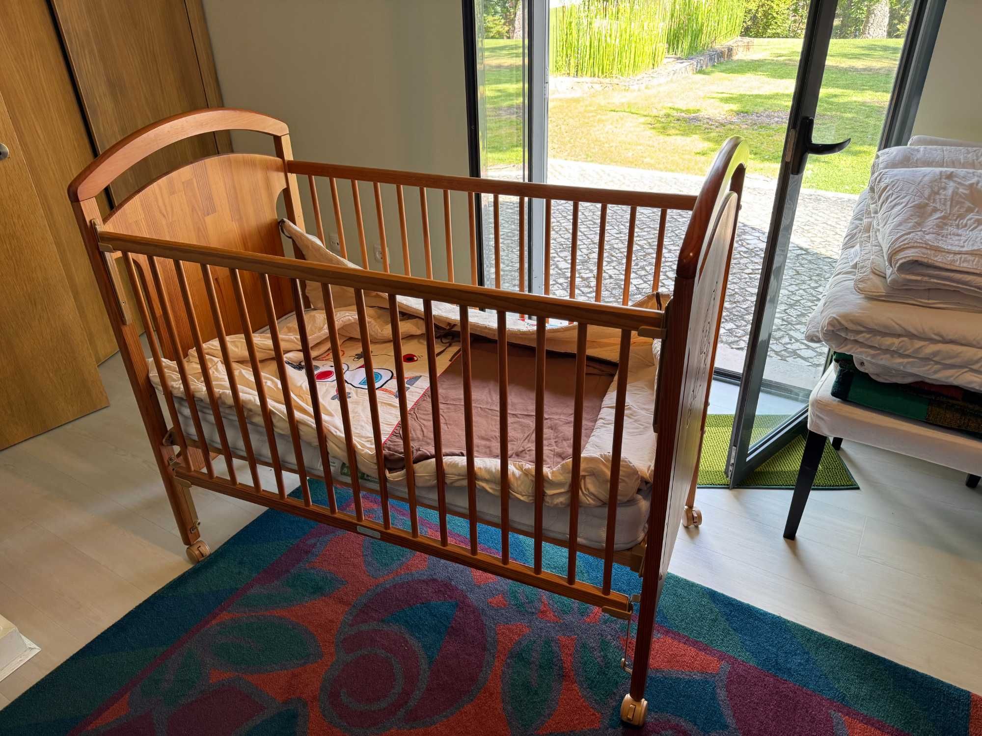 Cama de bebe, colchão, capa de cama e protector.