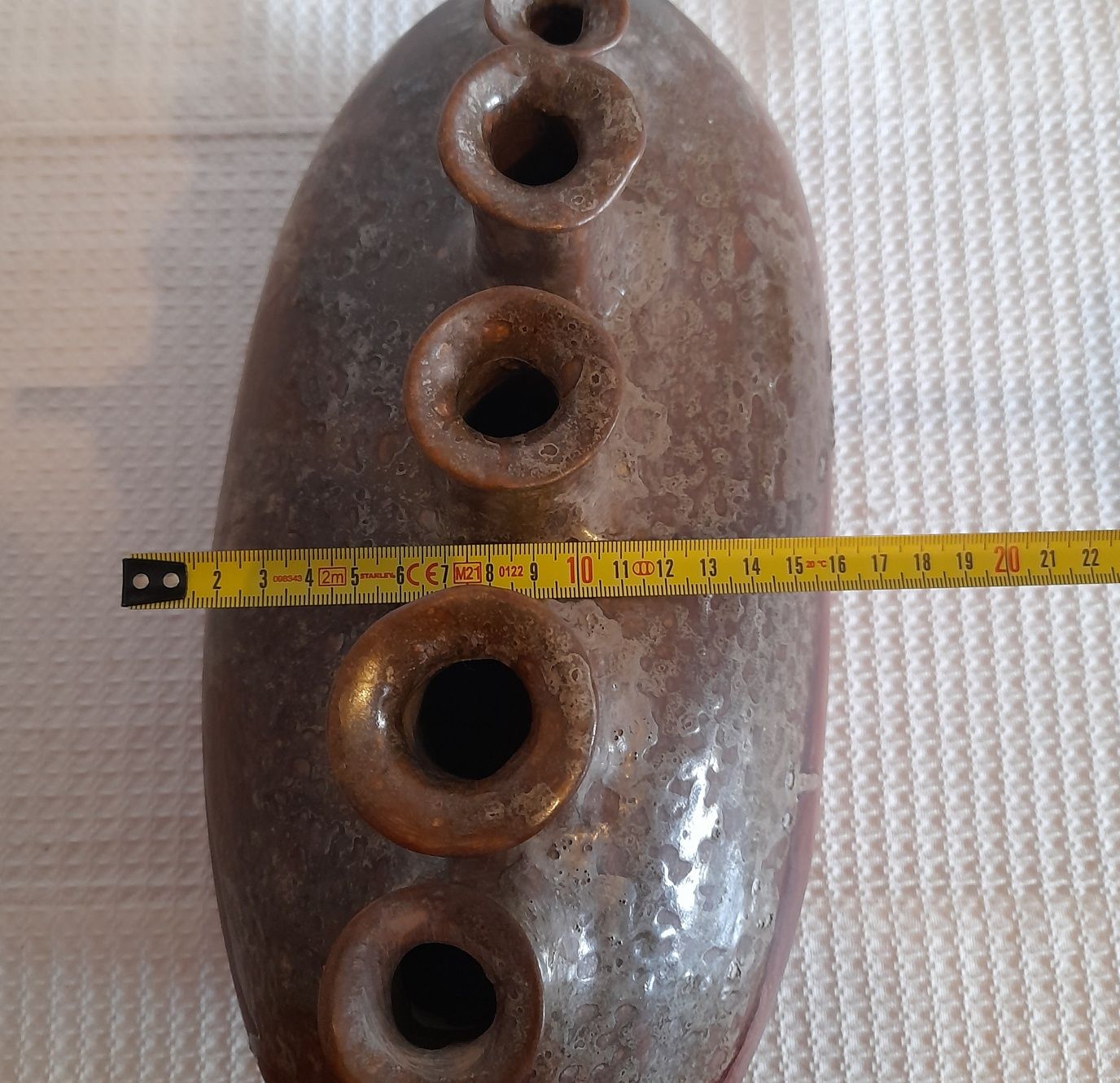 Jarra nova em faiança, autoria de Mário Tanqueiro.