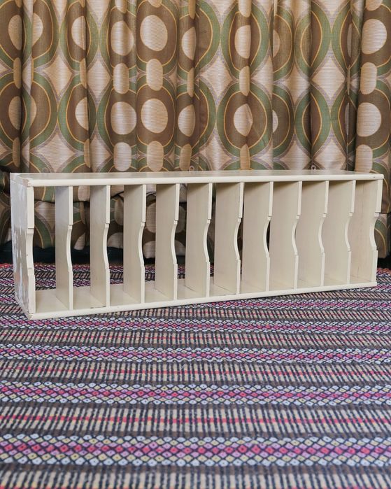 Estante de parede antiga em madeira