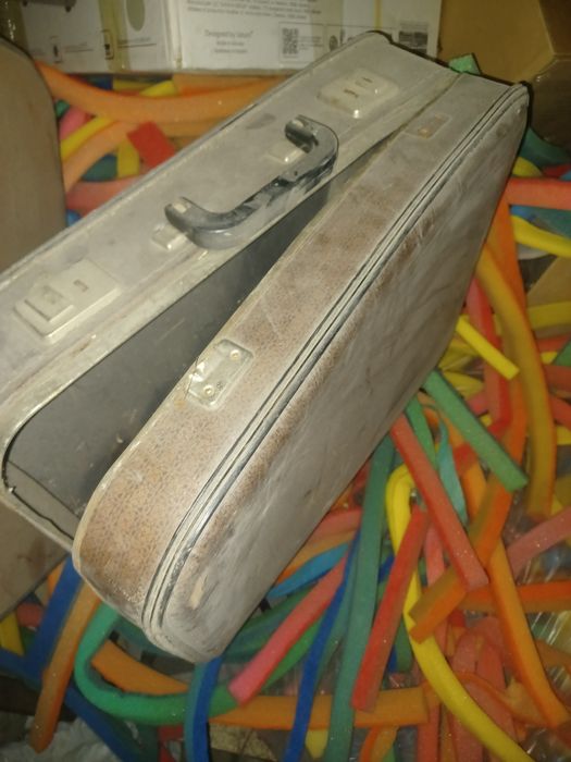 Продам четыре чемодана и сумку дорожную  времен ссср