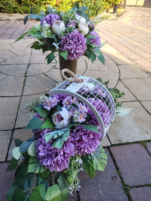 Zestaw nagrobny w drewnianej osłonce koło, stroik, kompozycja nagrobna