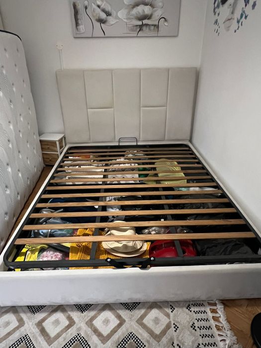 Cama de casal aveludada cor neutra