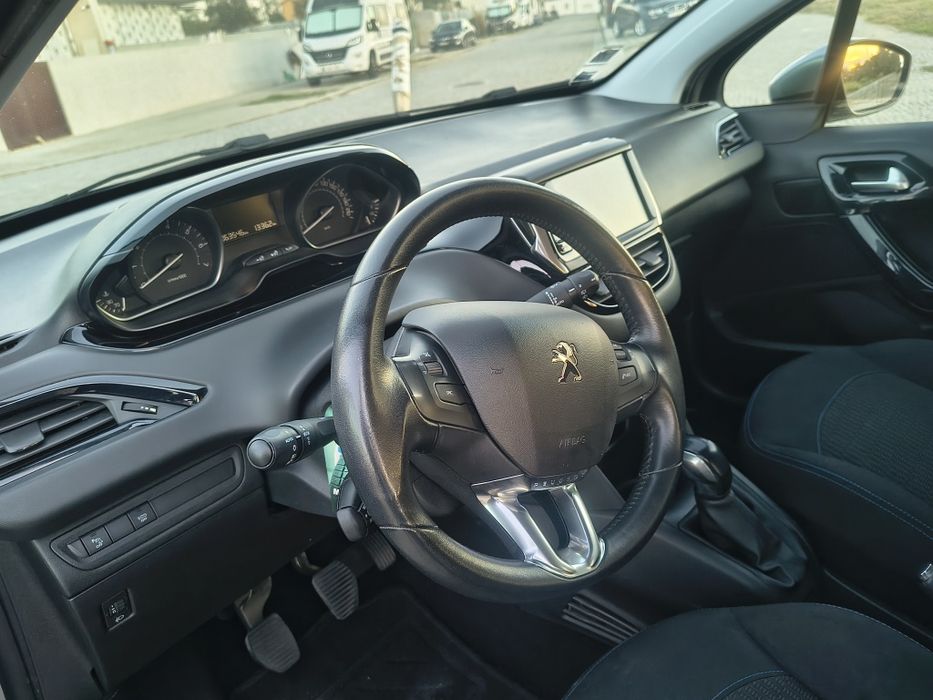 Peugeot 208 1.2 signature JAN2019 gasolina  63536km