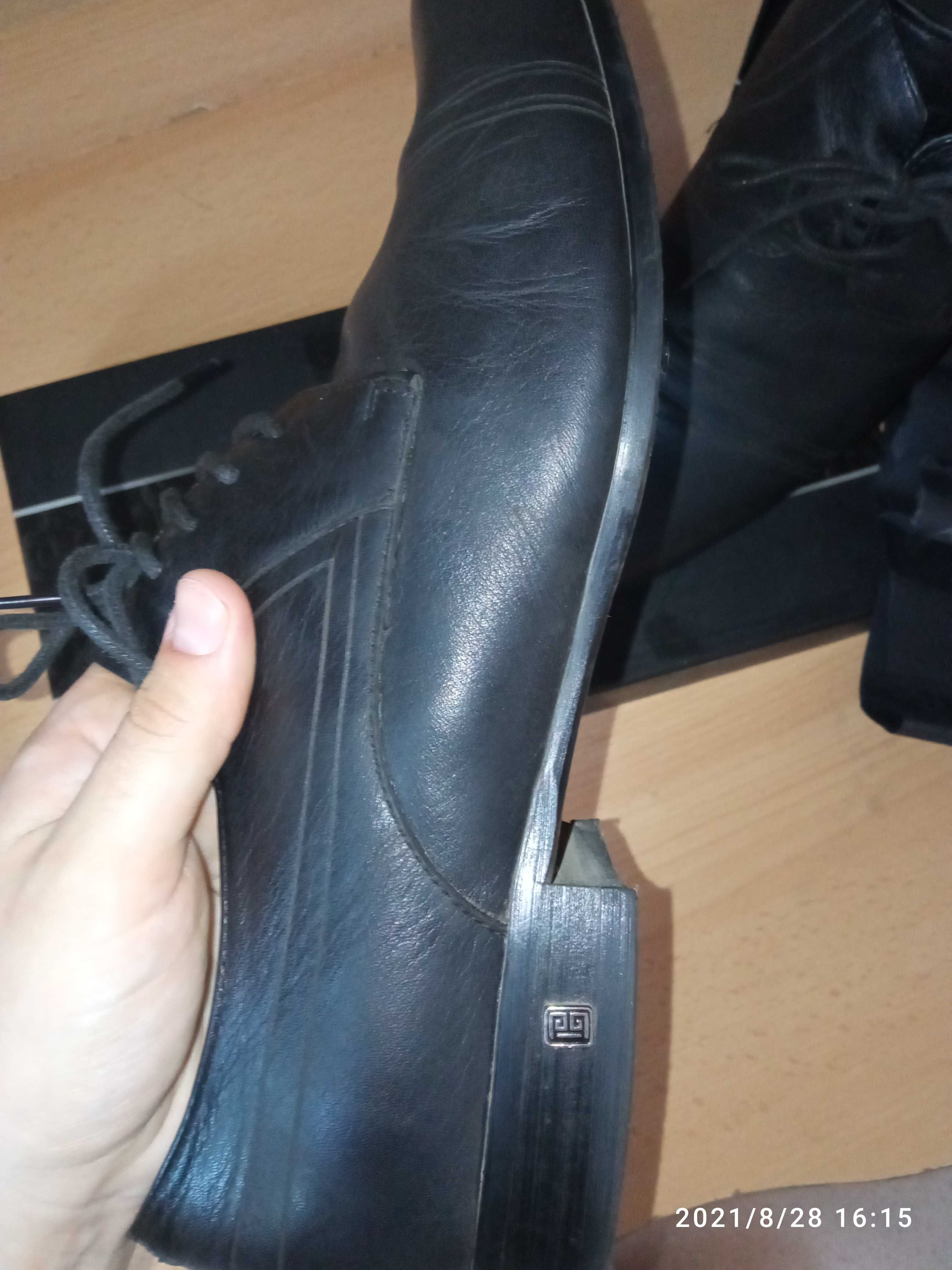 Стильні та зручні шкіряні туфлі 43 розмір Б/у