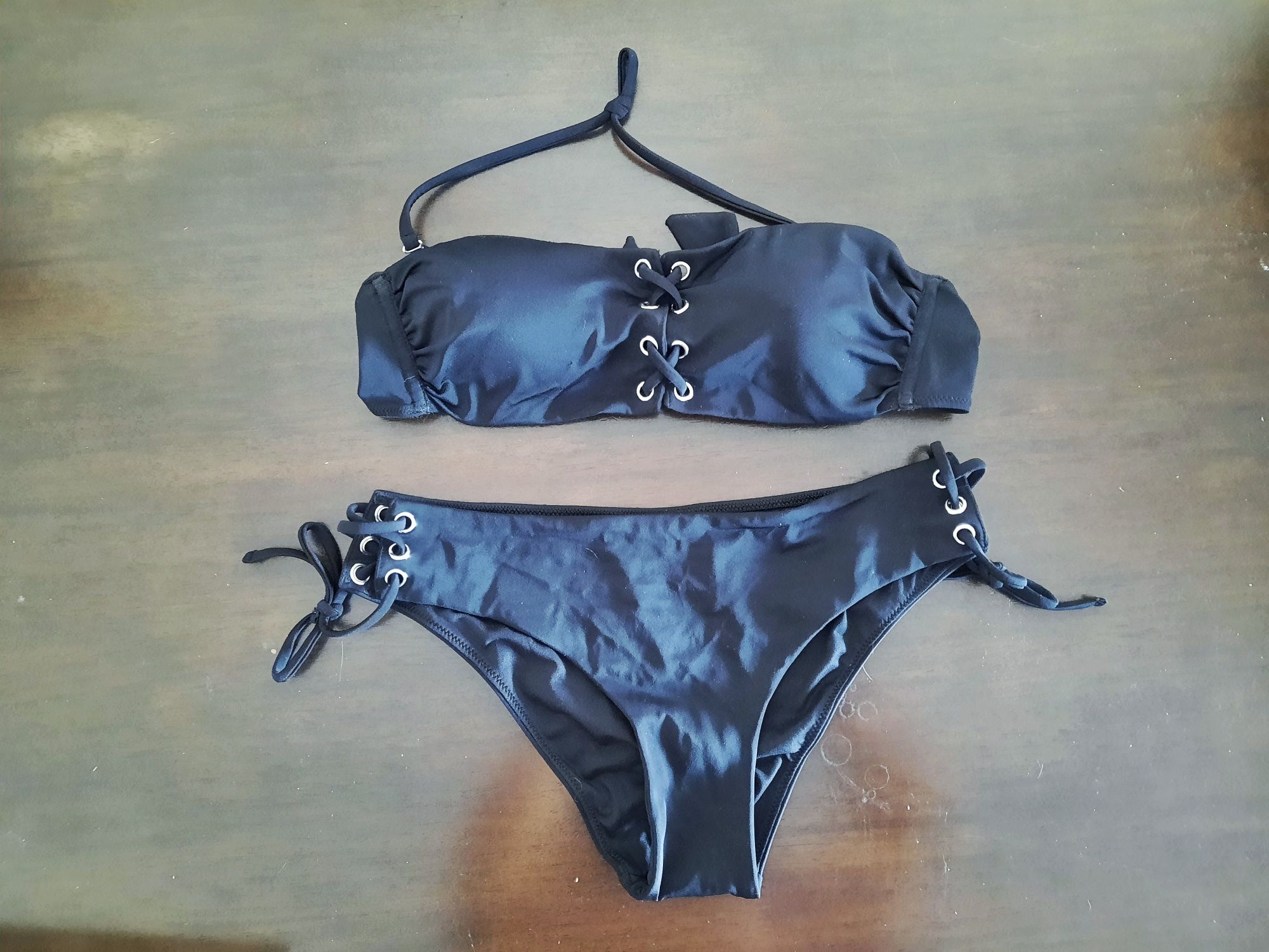 Bikini OVS preto com atilhos (inclui portes)