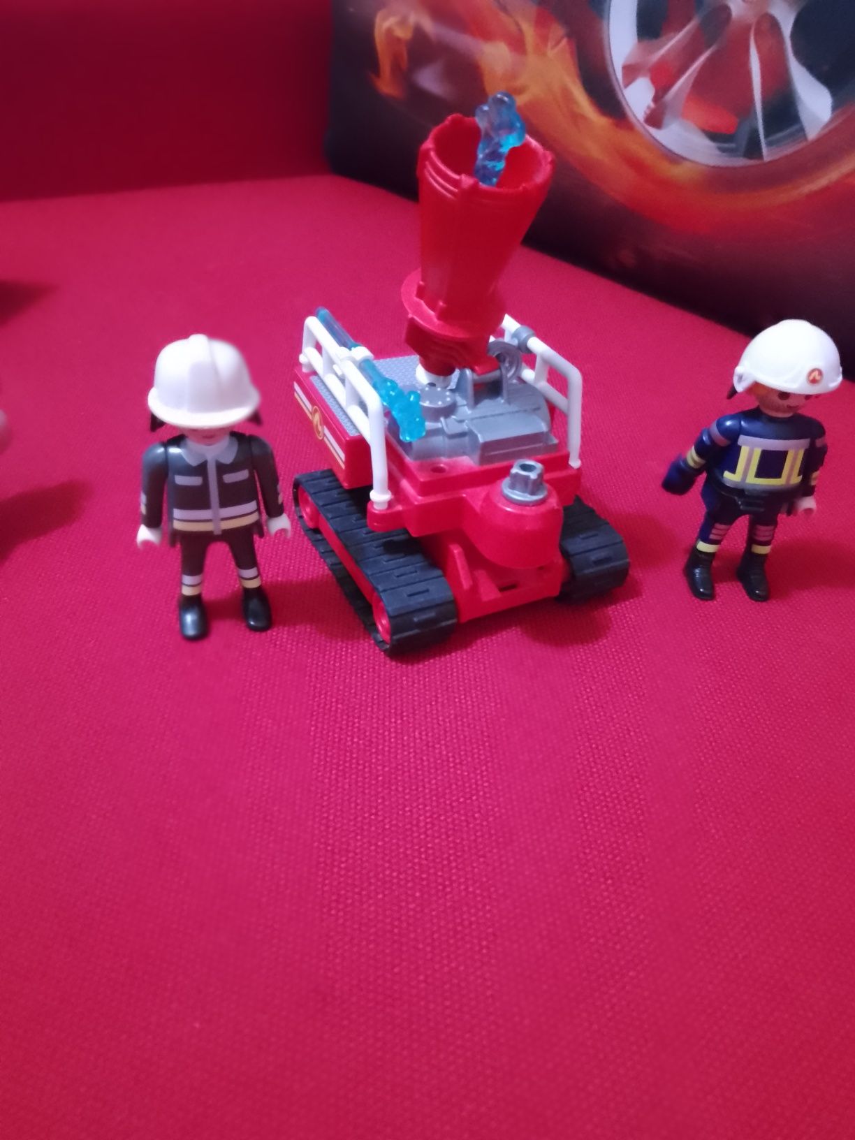 Zabawka strażak z figurkami
