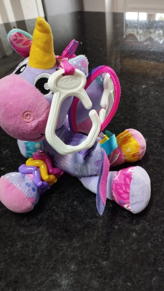 Brinquedo didático co espelho e chocalho nas patas