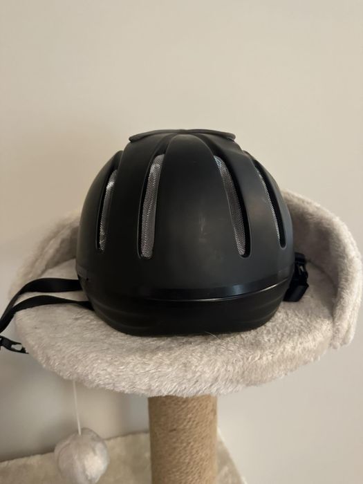 Kask jeździecki.
