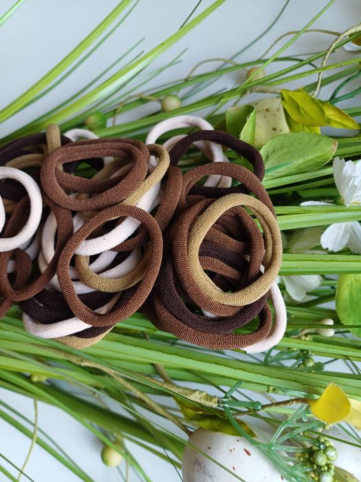 Brązowe i beżowe gumki do włosów, zestaw