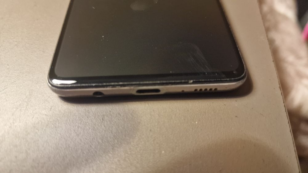 Samsung A51 włącza się i wyłącza po kilku chwilach.