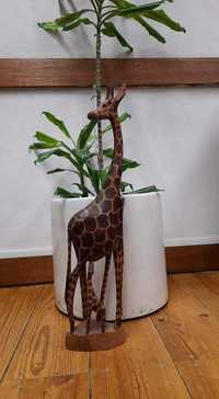 Artesanato girafa em madeira