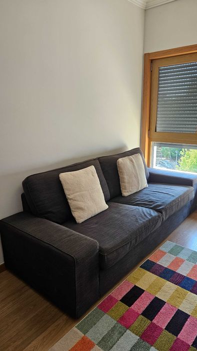 Sofá Kivik Cinza Escuro + repousa-pés Ikea