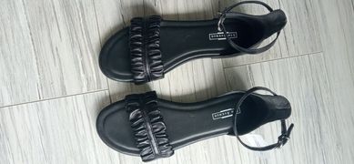 Nowe skórzane sandały 39