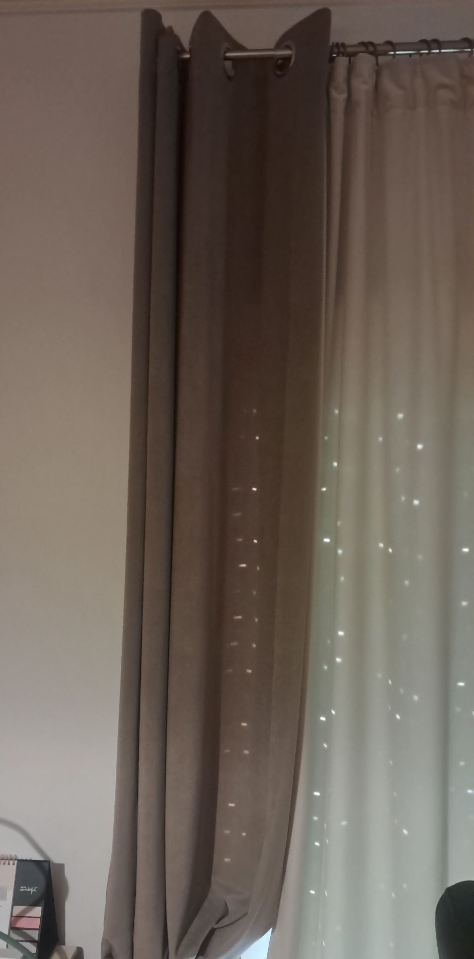 Duas cortinas semi opacas como novas